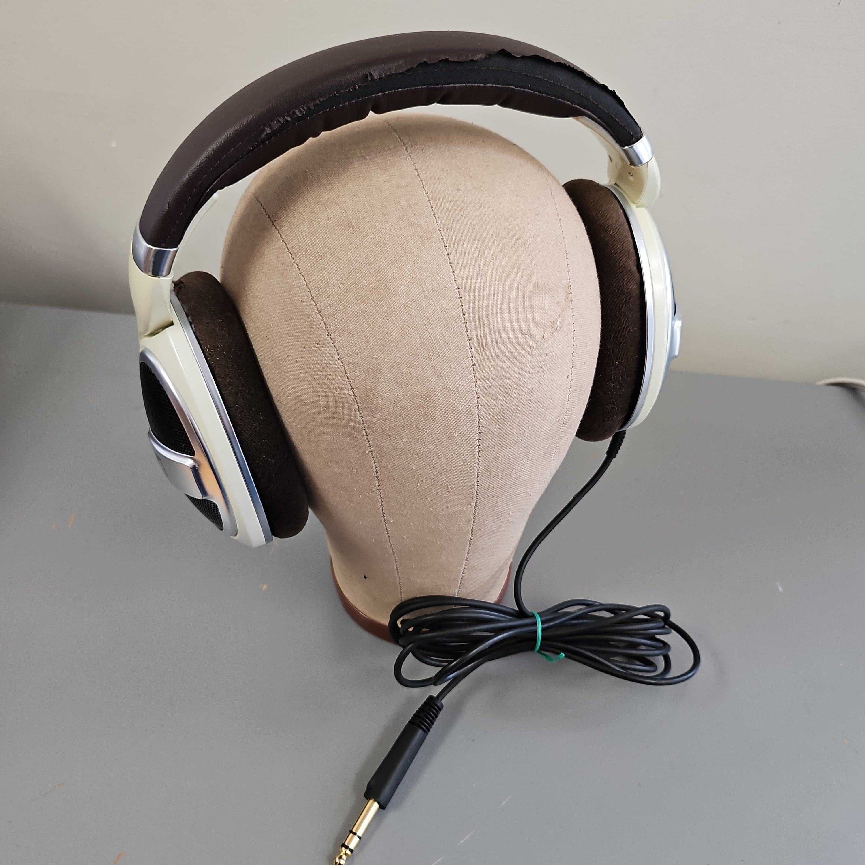 Open Back Headphones Sennheiser HD 599 Without Mic (Ivory Wired