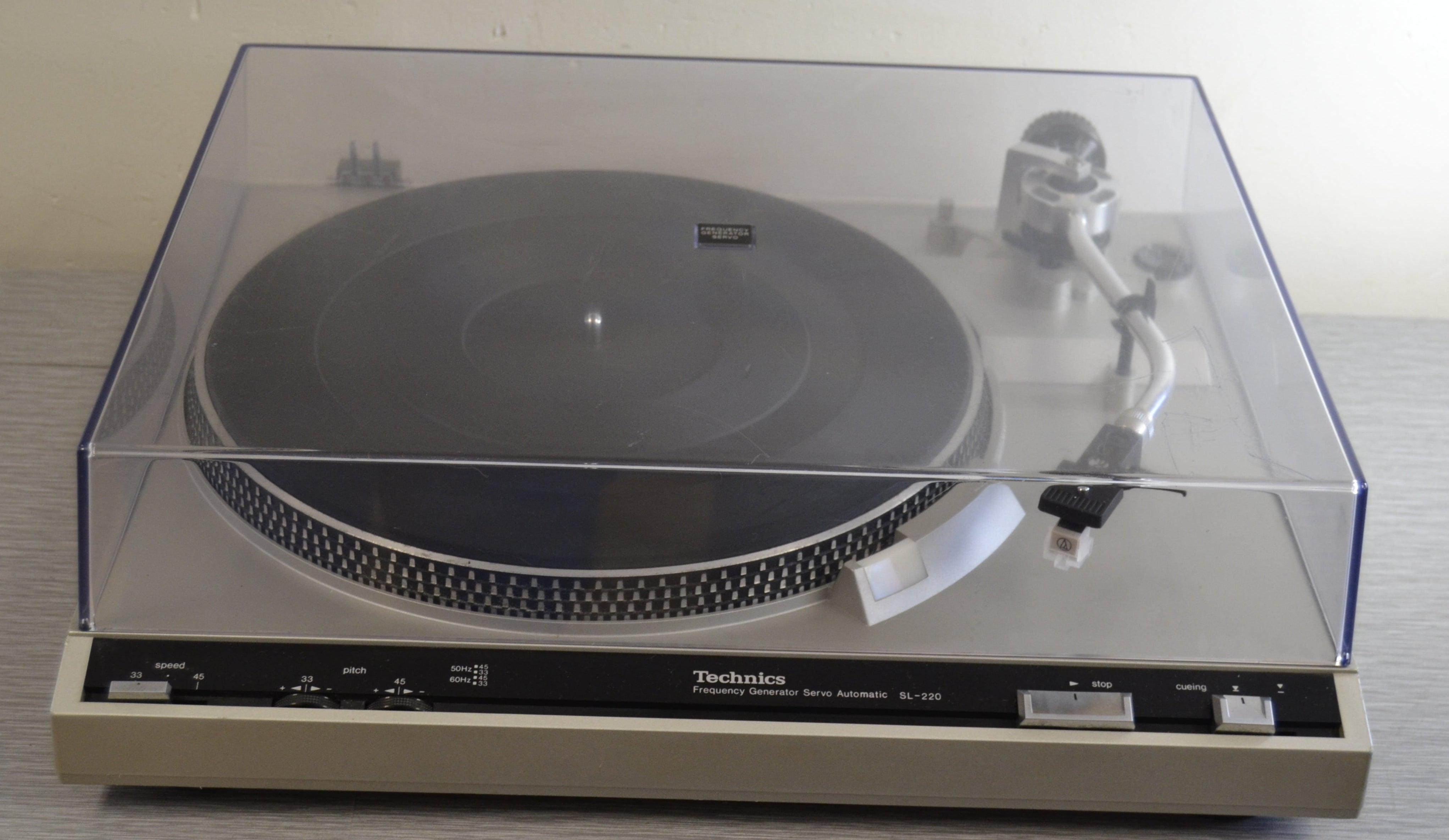 Technics SL-220 Belt-Drive Semi-Automatic Turntable Technics SL-220 Belt-Drive Semi-Automatic Turntable
