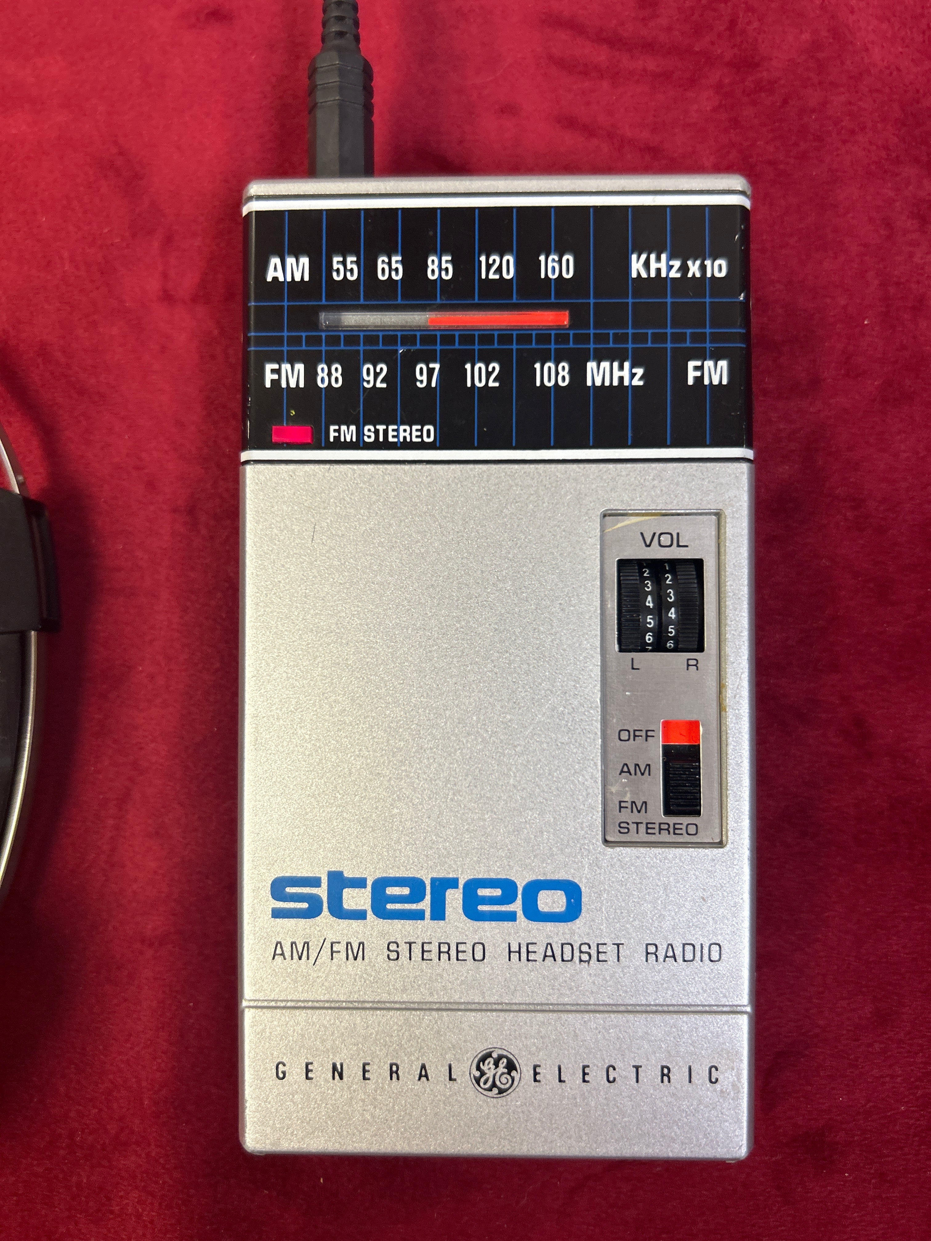General Electric FM/AM Stereo Radio 7-1600S w/ Headphones
