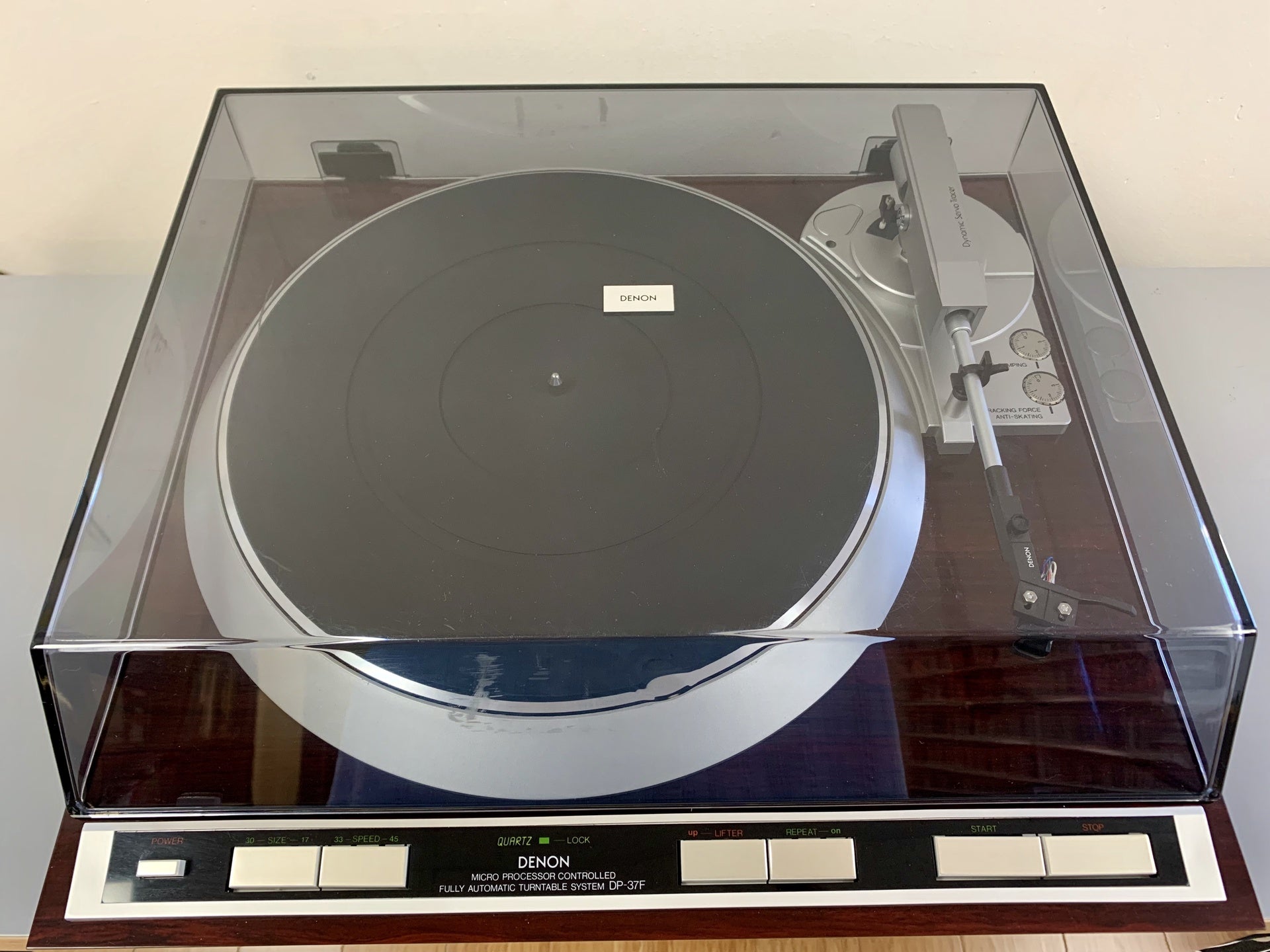 Platine vinyle Denon DP-37F entièrement automatique marron cache poussière Platine vinyle Denon DP-37F entièrement automatique marron cache poussière