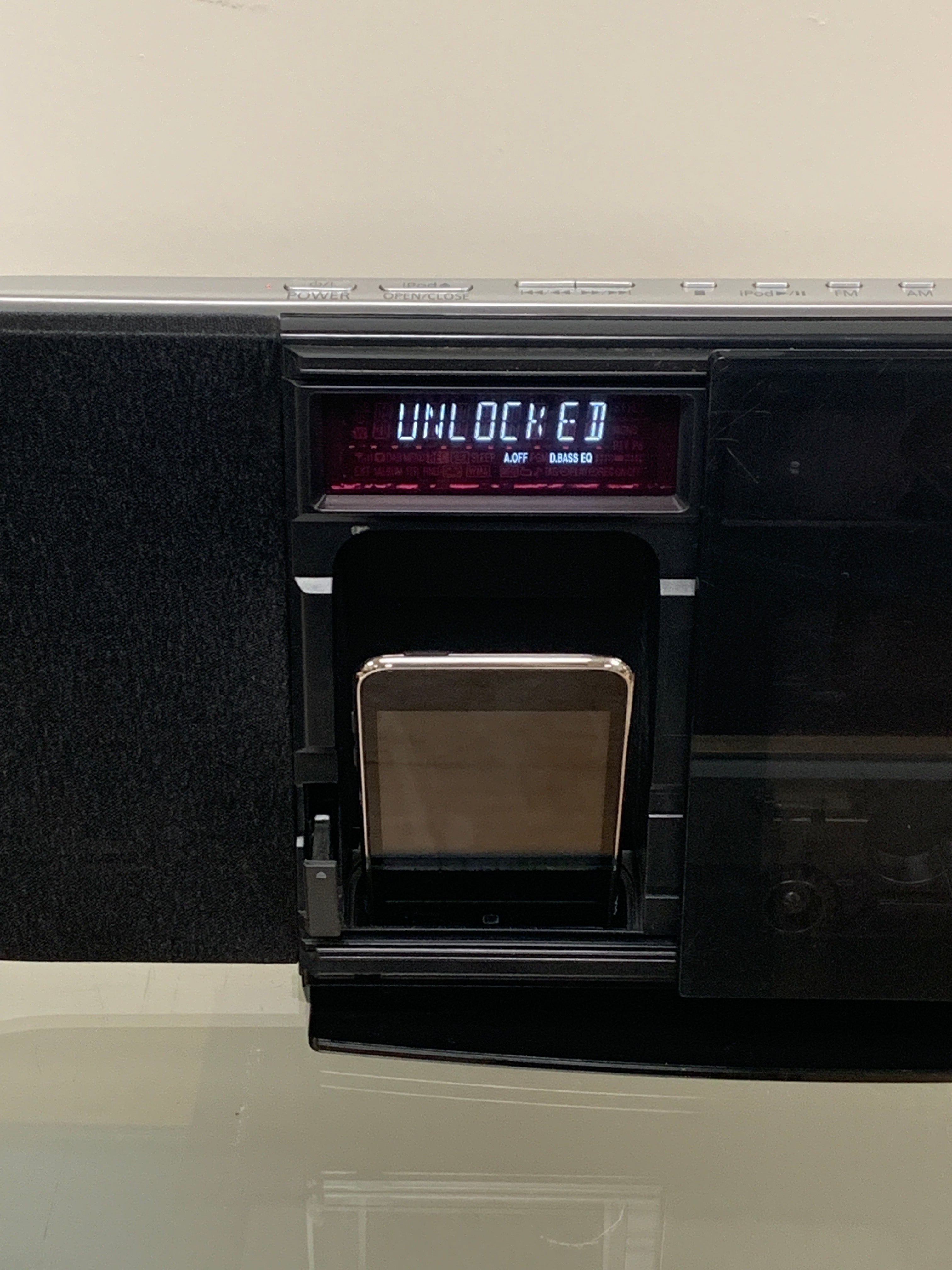 Panasonic SC-HC30 Bluetooth CD AM/FM Radio Aux Dock w/ 2nd Gen iPod Touch