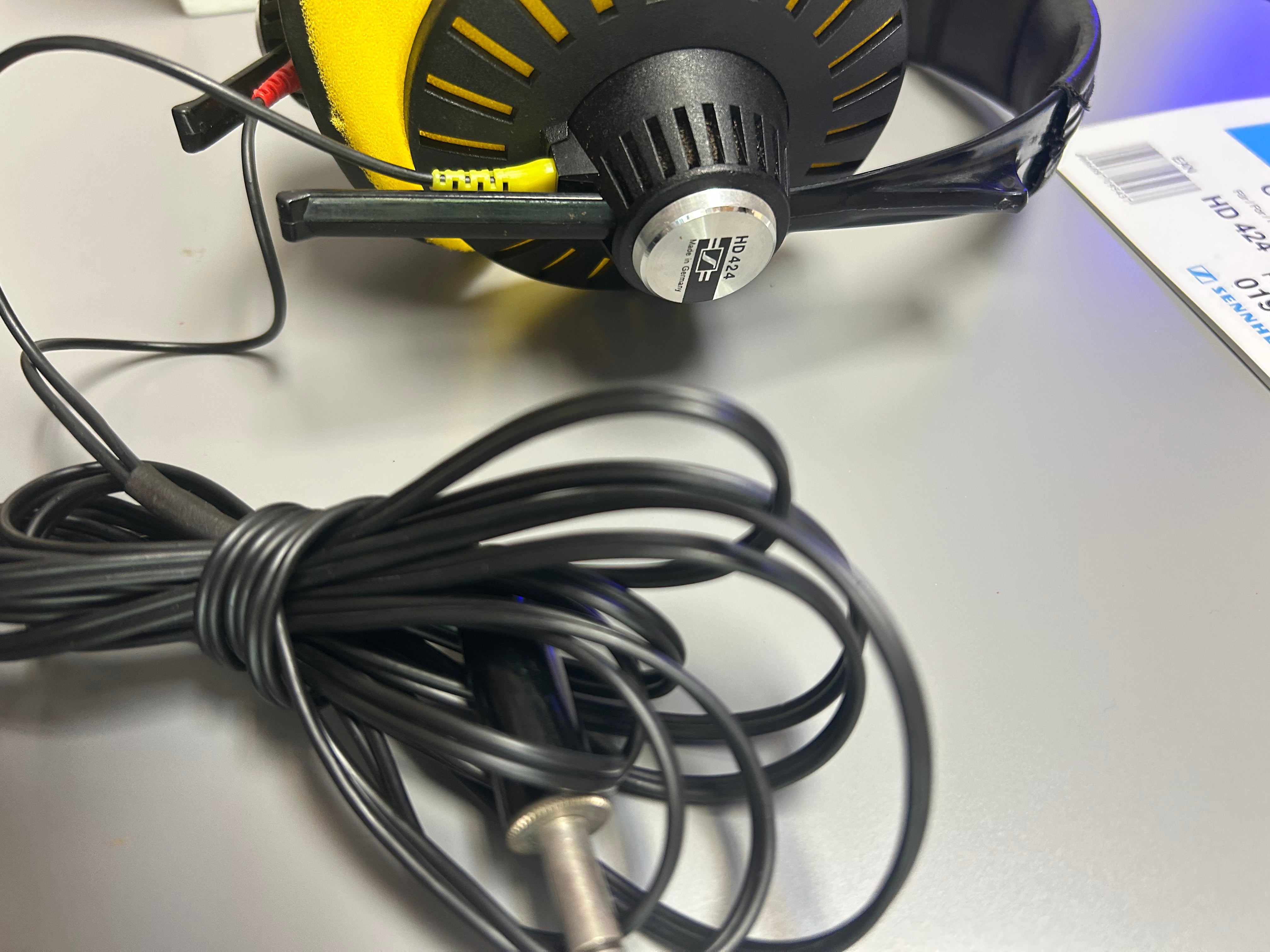 Sennheiser HD 424 Headphones w/ new Sennhesier Pads