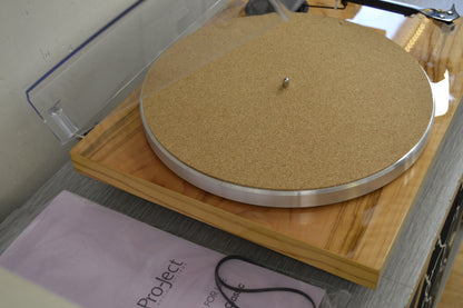 Pro-Ject 1 Expression Carbon Classic Olive Turntable * BOX * New Audio Technica Cartridge