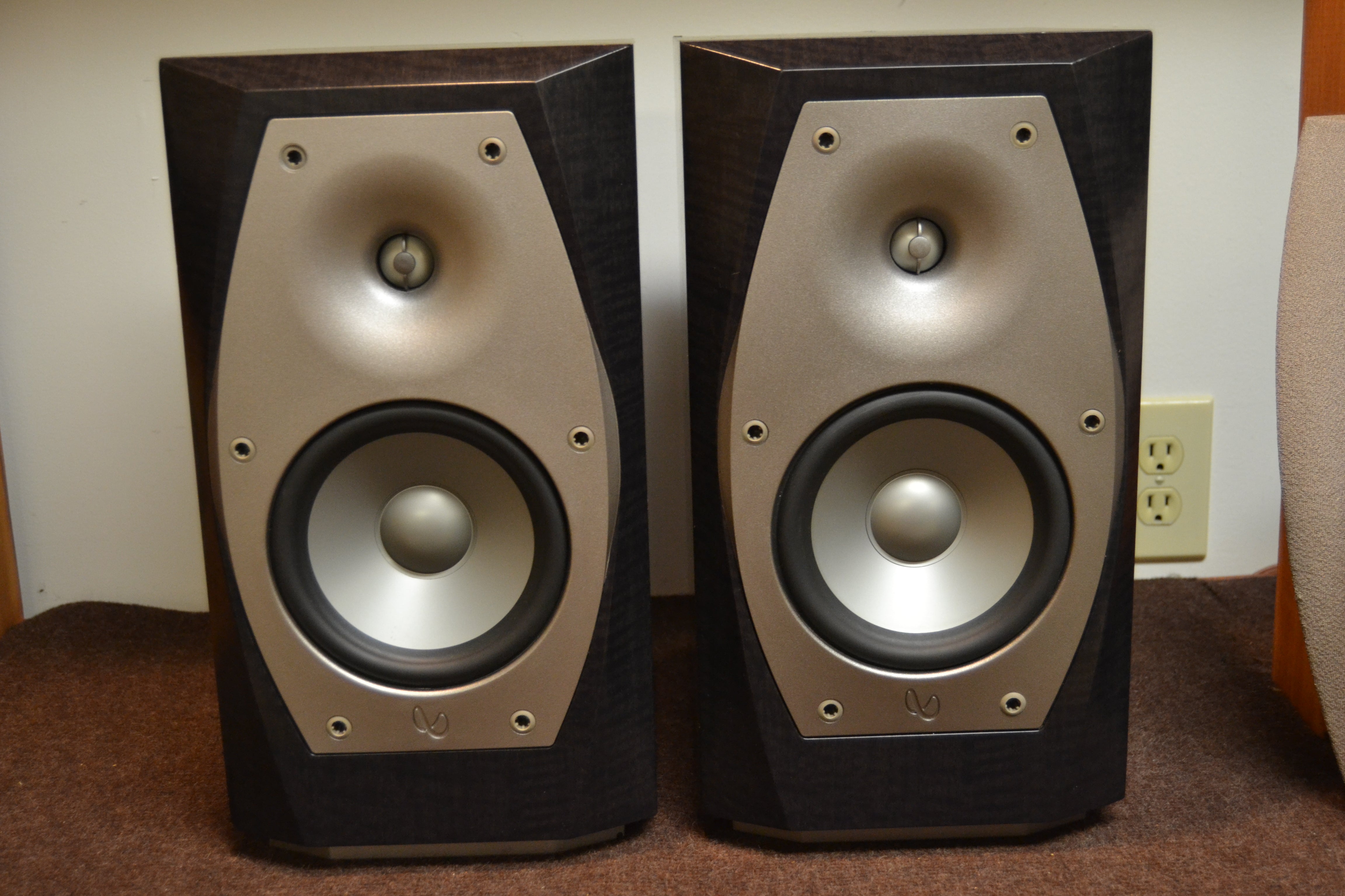 Infinity Interlude IL10 Bookshelf Speakers – The Turntable Store