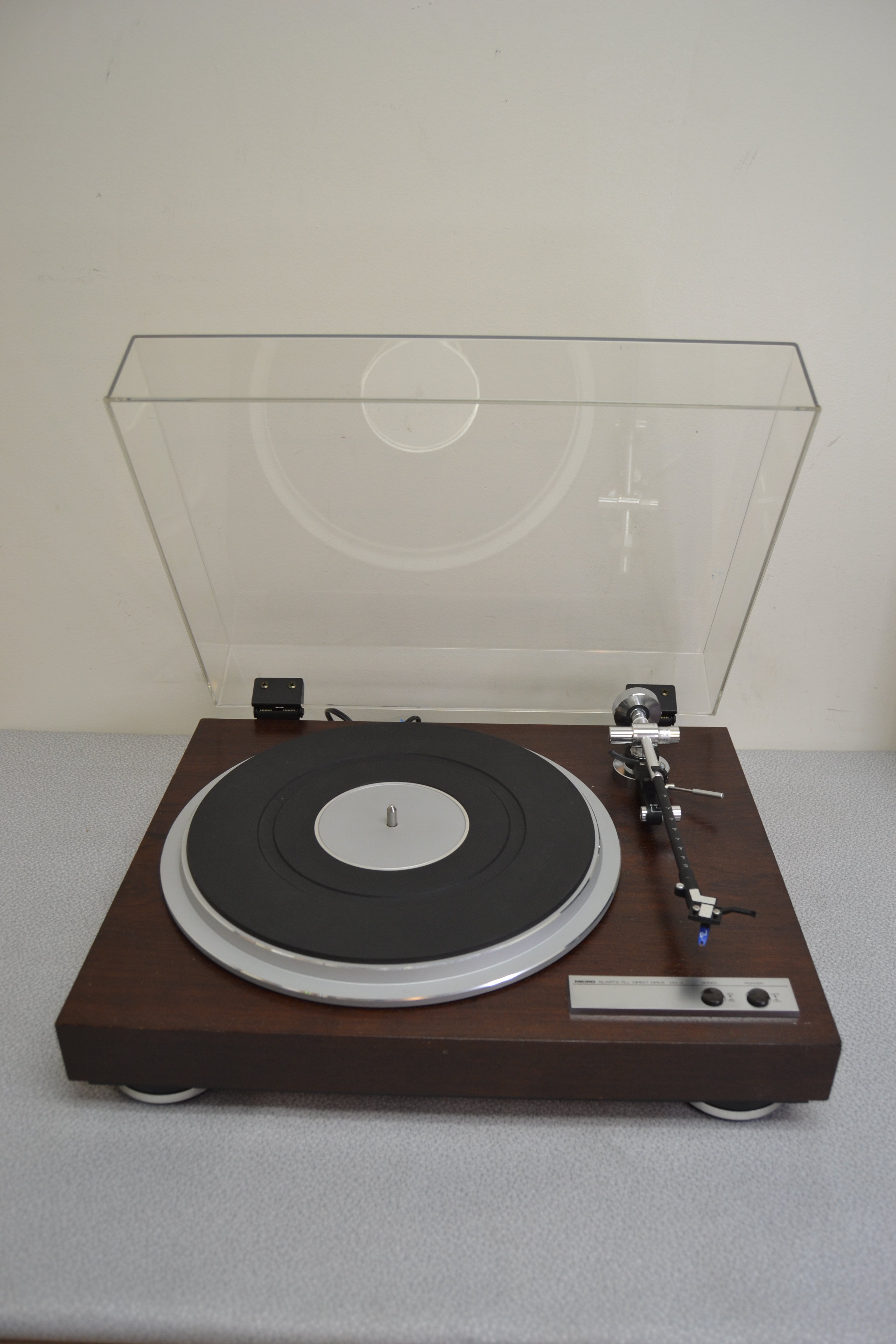 Micro Seiki DQ-3  Quartz-Locked PLL Direct-Drive Turntable
