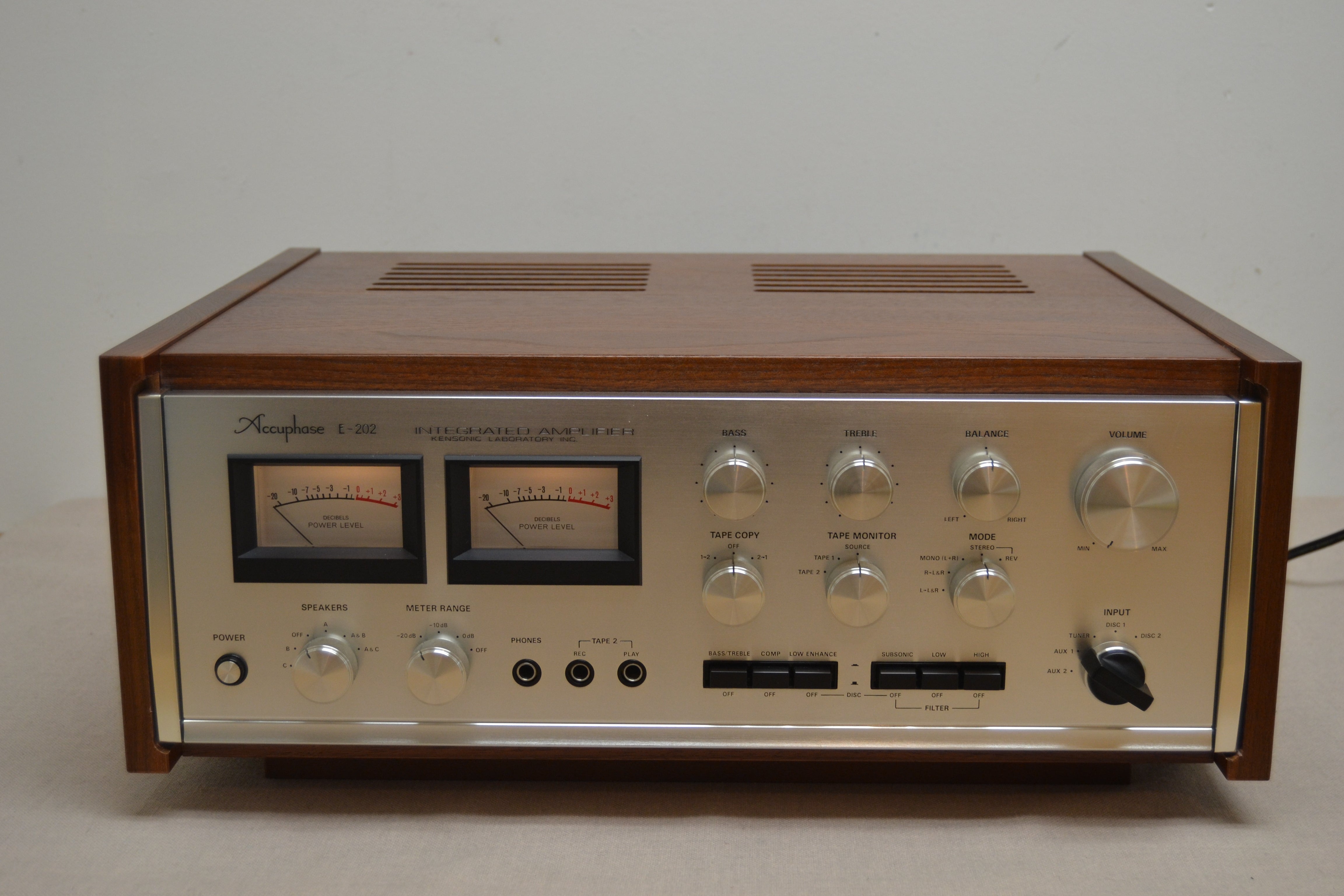 Accuphase E-202 Stereo Integrated Amplifier * 100W RMS * 1974