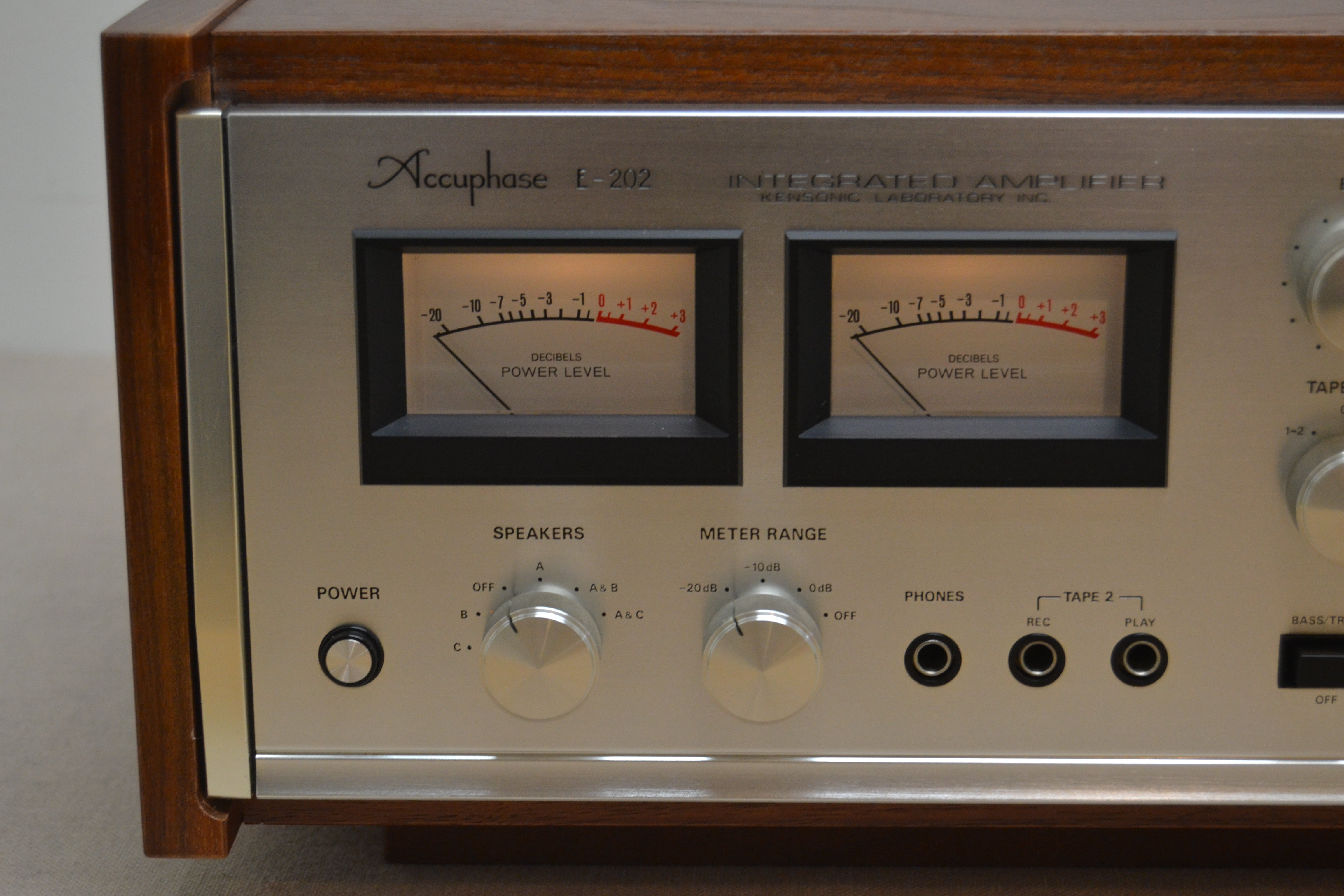 Accuphase E-202 Stereo Integrated Amplifier * 100W RMS * 1974