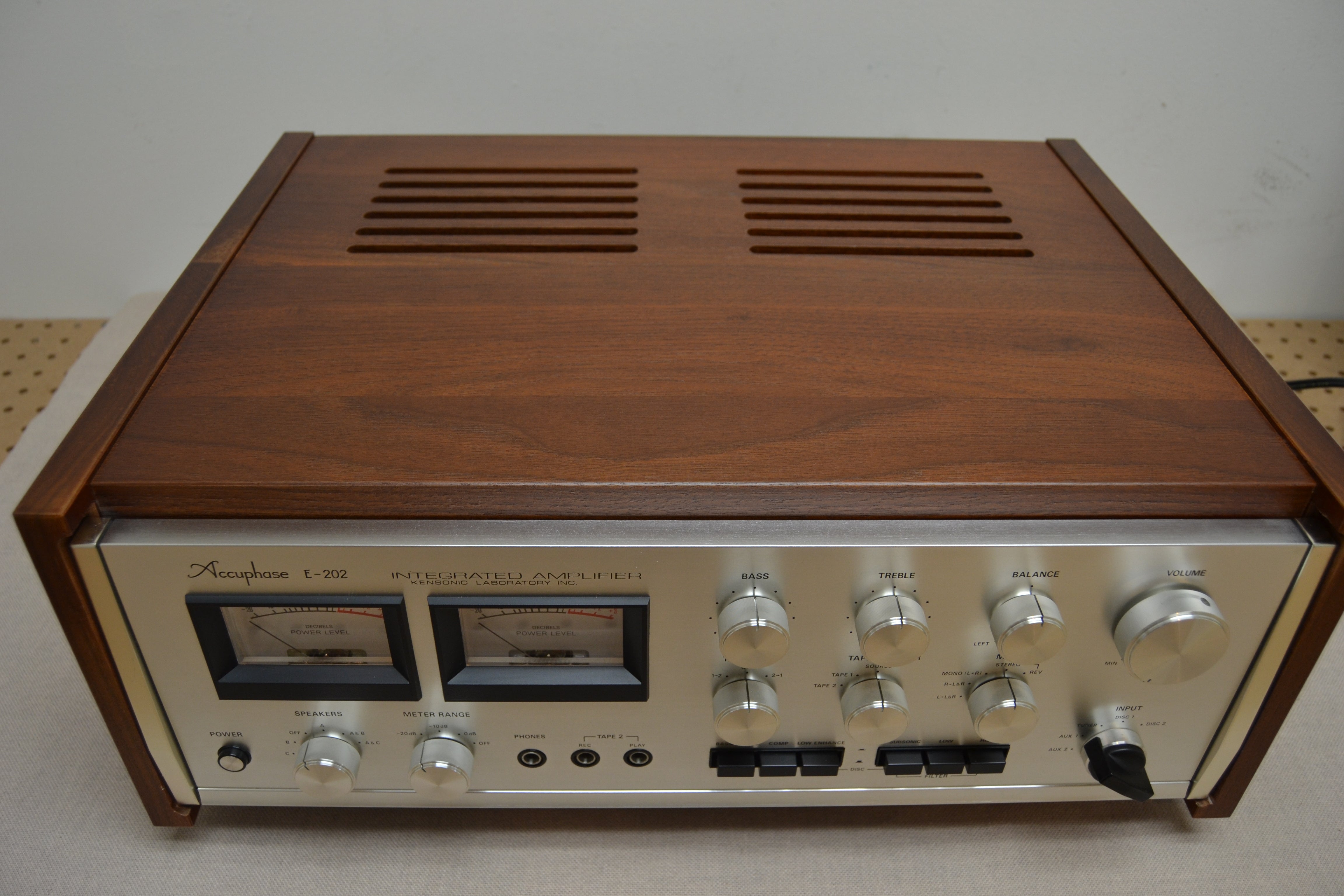 Accuphase E-202 Stereo Integrated Amplifier * 100W RMS * 1974