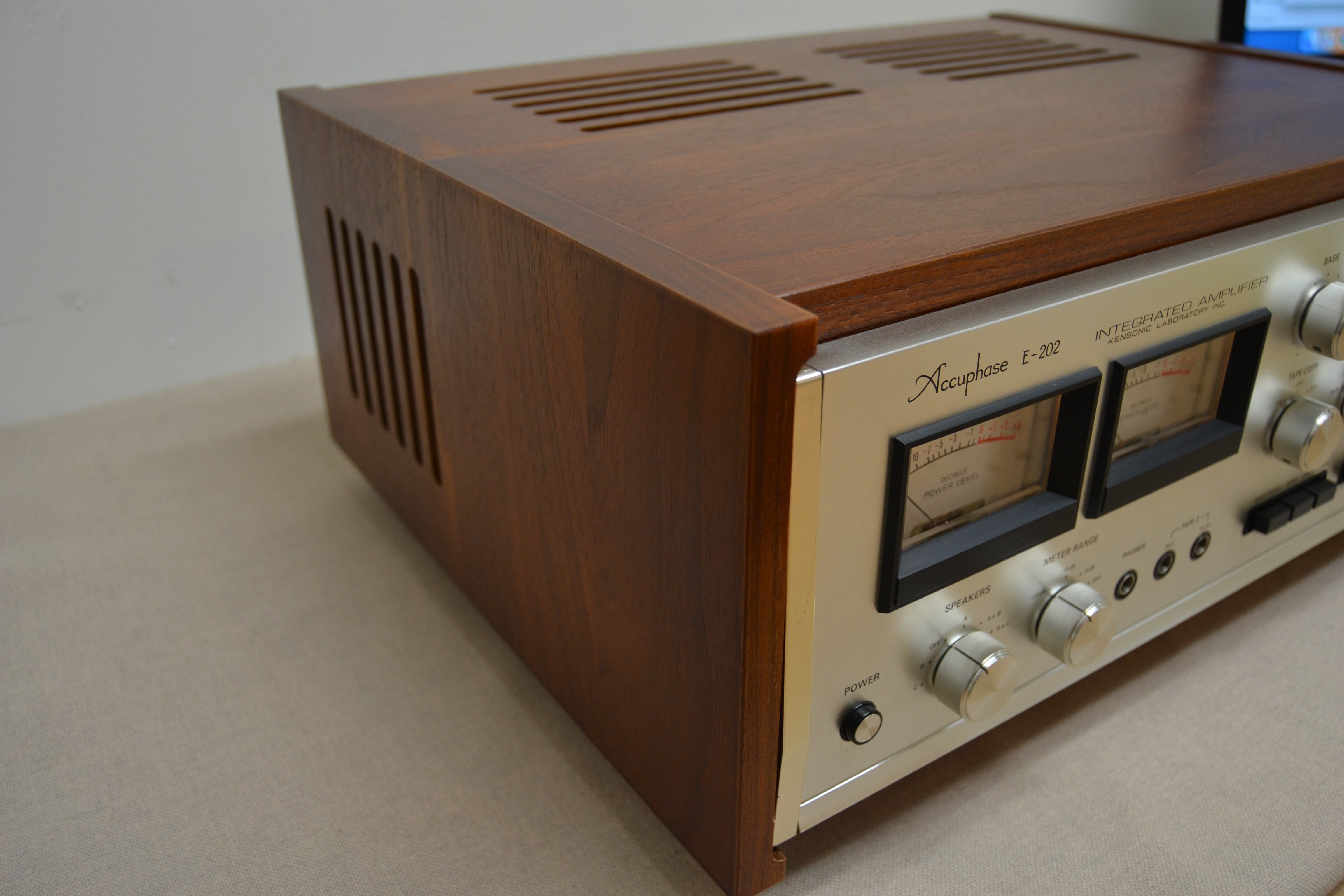 Accuphase E-202 Stereo Integrated Amplifier * 100W RMS * 1974