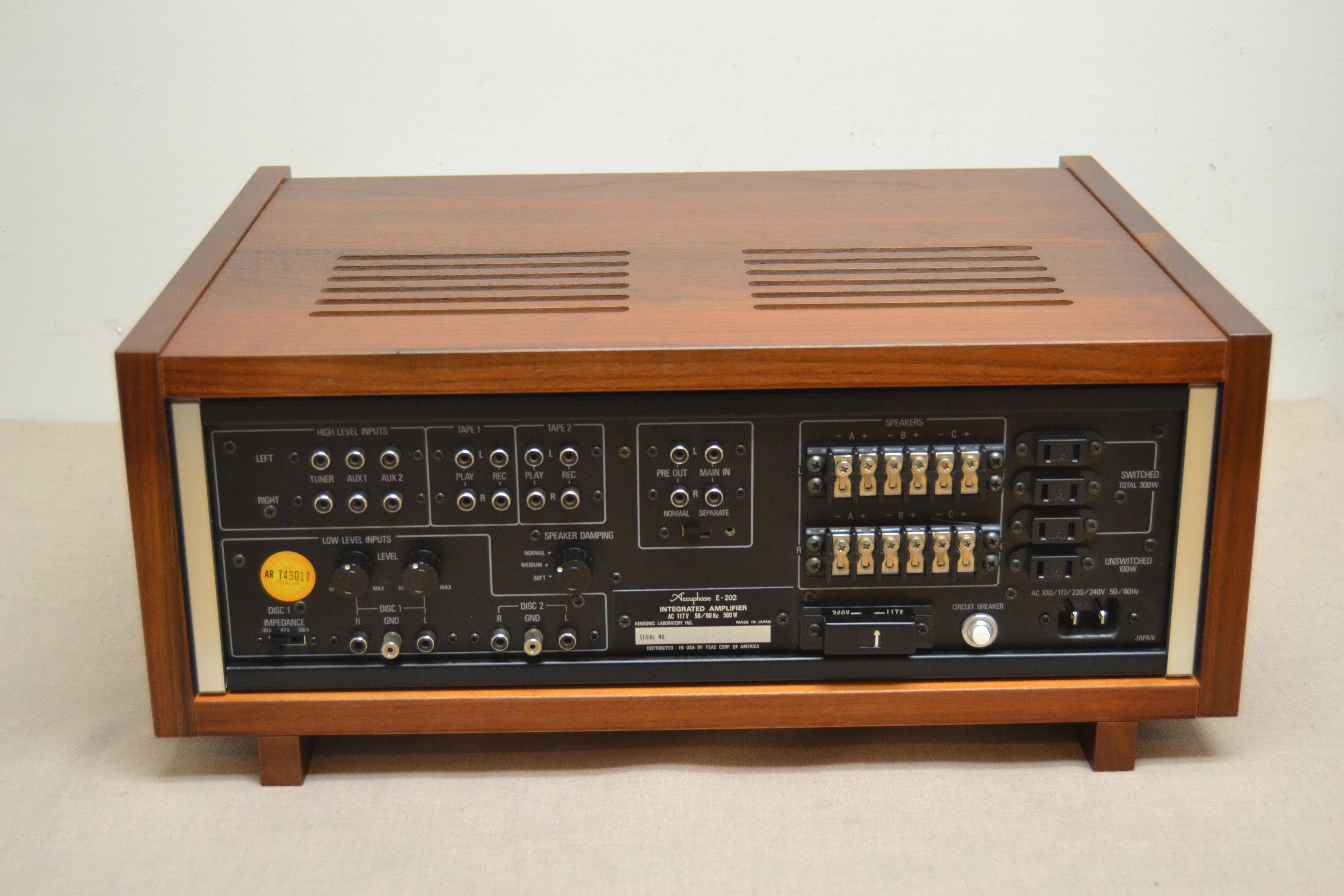 Accuphase E-202 Stereo Integrated Amplifier * 100W RMS * 1974