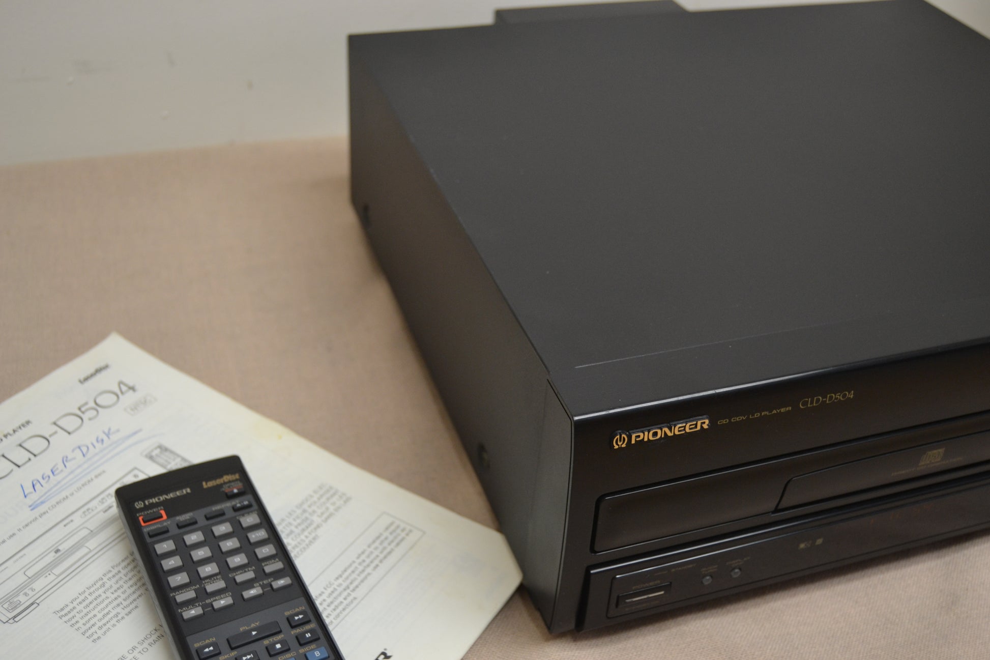 Pioneer CLD-S104 Lecteur Laserdisc/CD/CDV LD *avec télécommande Pioneer CLD-S104 Lecteur Laserdisc/CD/CDV LD *avec télécommande