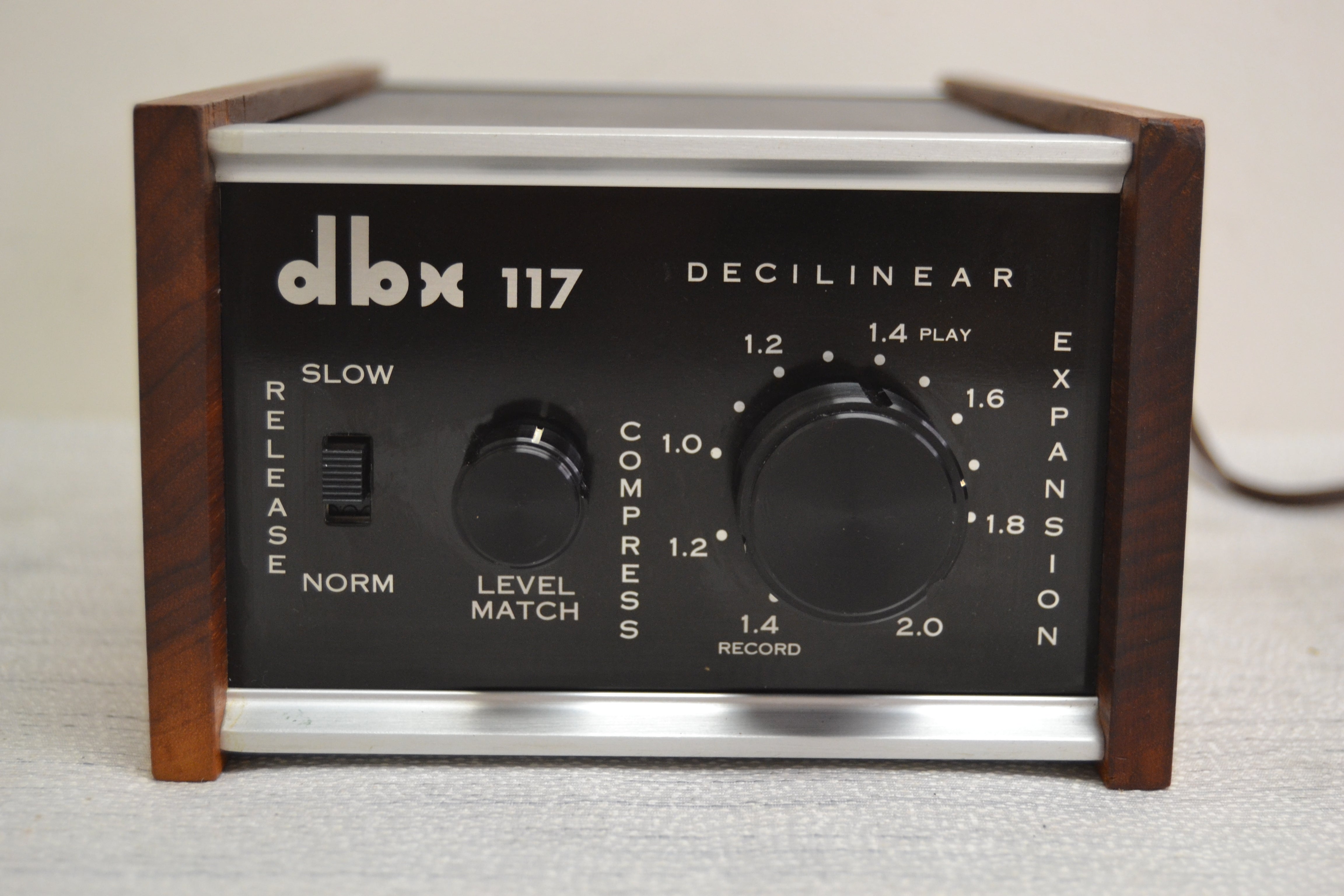 DBX 117 Decilinear * Dynamic Range Enhancer * Fully Serviced