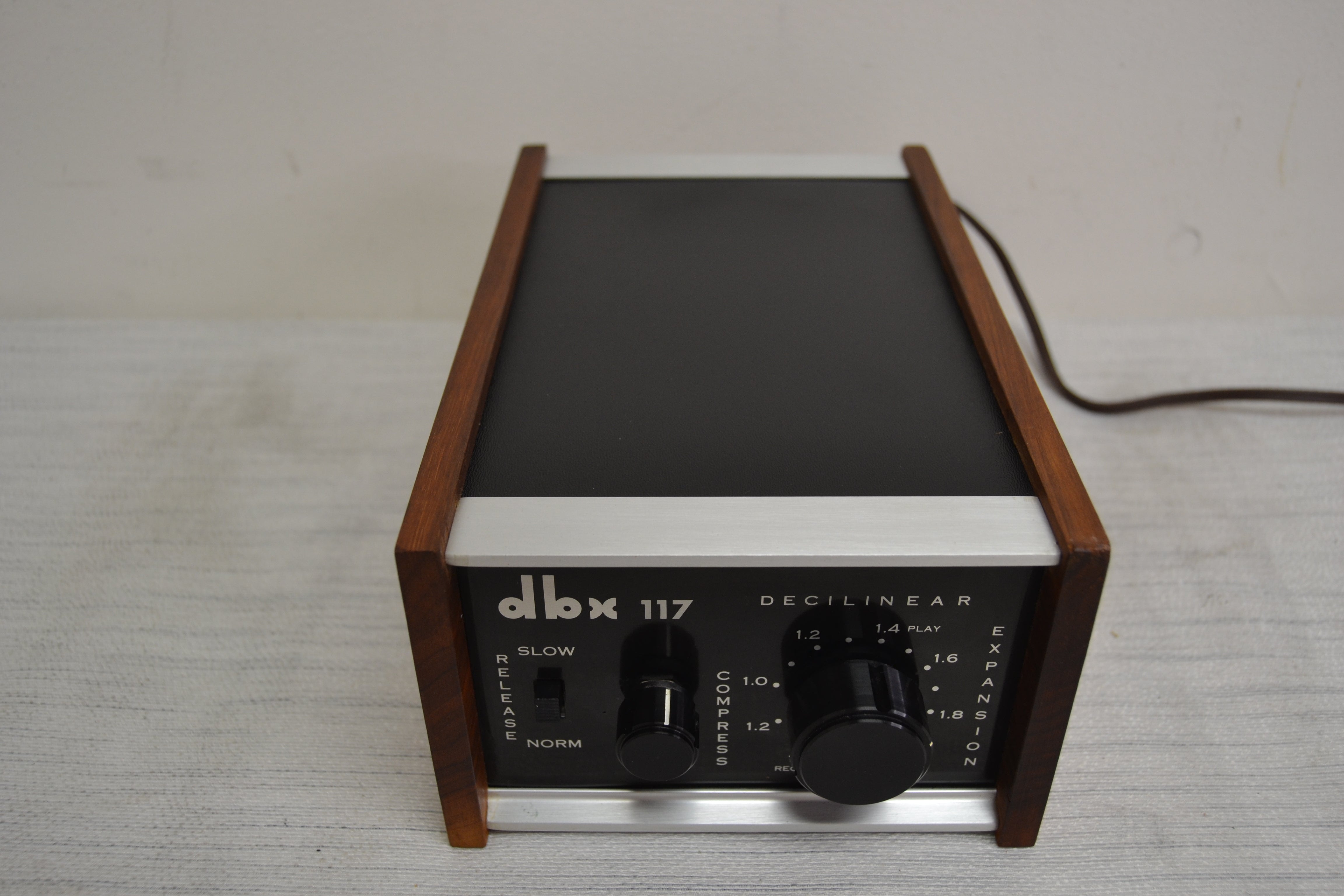 DBX 117 Decilinear * Dynamic Range Enhancer * Fully Serviced
