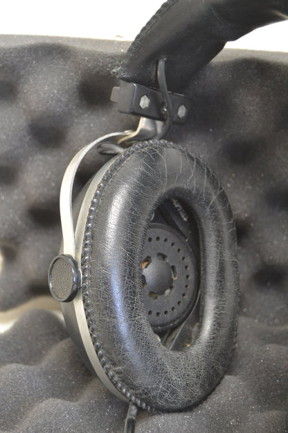 Pioneer SE-305 Headphones * Fully Functional *