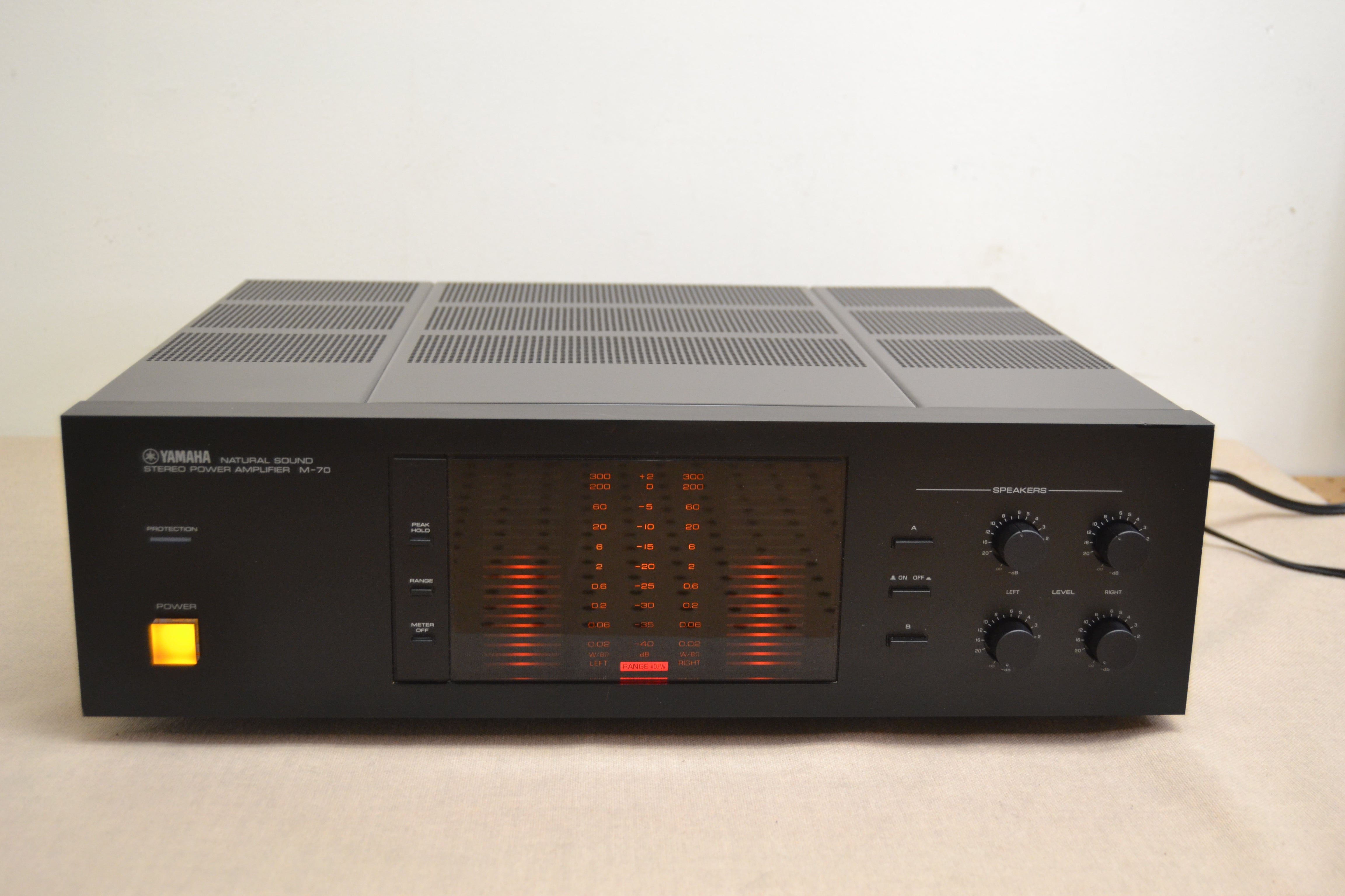 Yamaha M-70 Natural Sound Power Amplifier * 200W RMS * 1982
