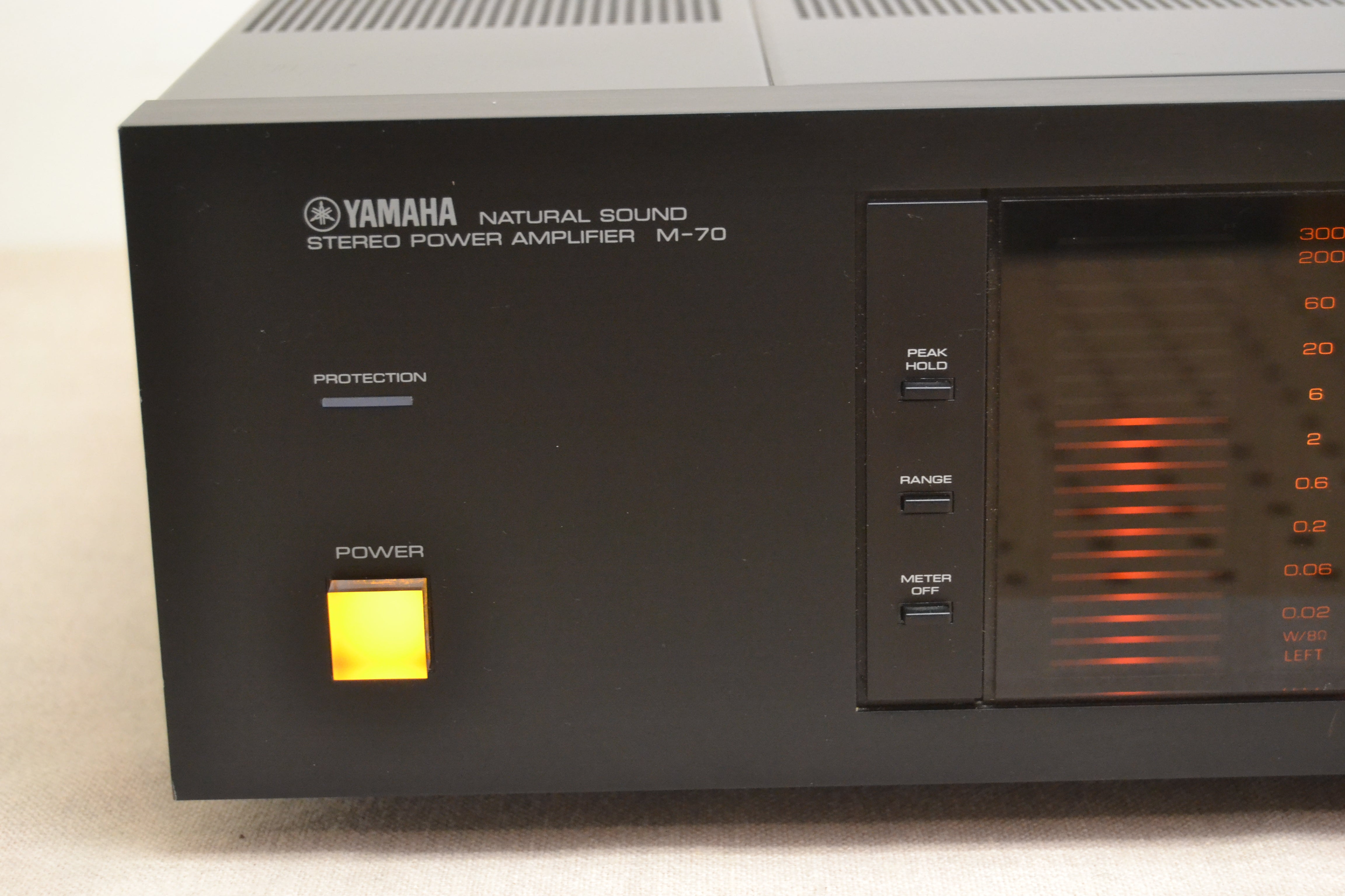 Yamaha M-70 Natural Sound Power Amplifier * 200W RMS * 1982