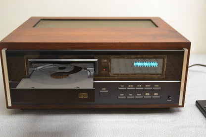 McIntosh MCD7000 SIngle CD Player * Original Wood Case * Remote Control * Recapped