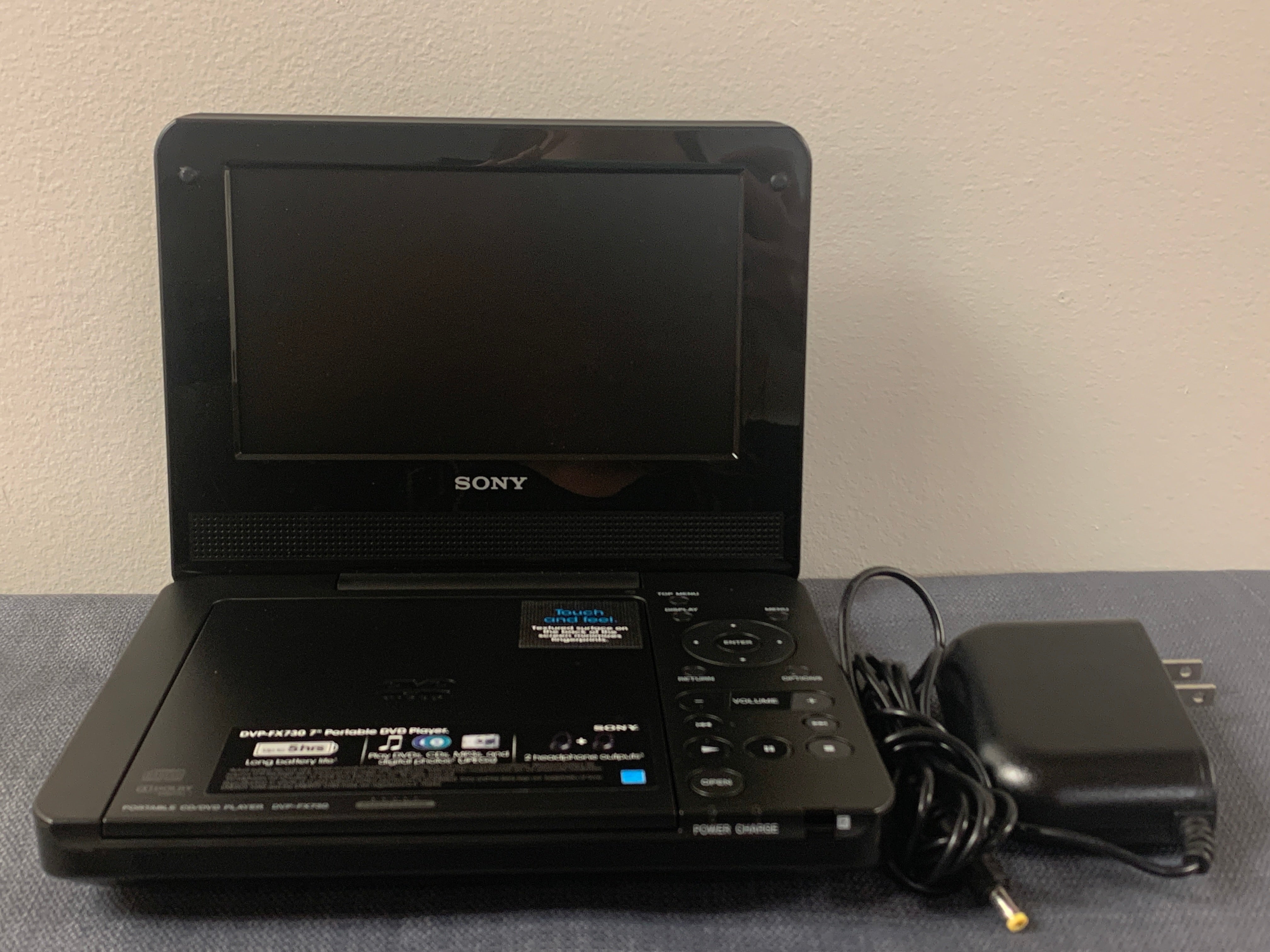 Sony DVP-FX730 Portable DVD Player 7in *w/ charger