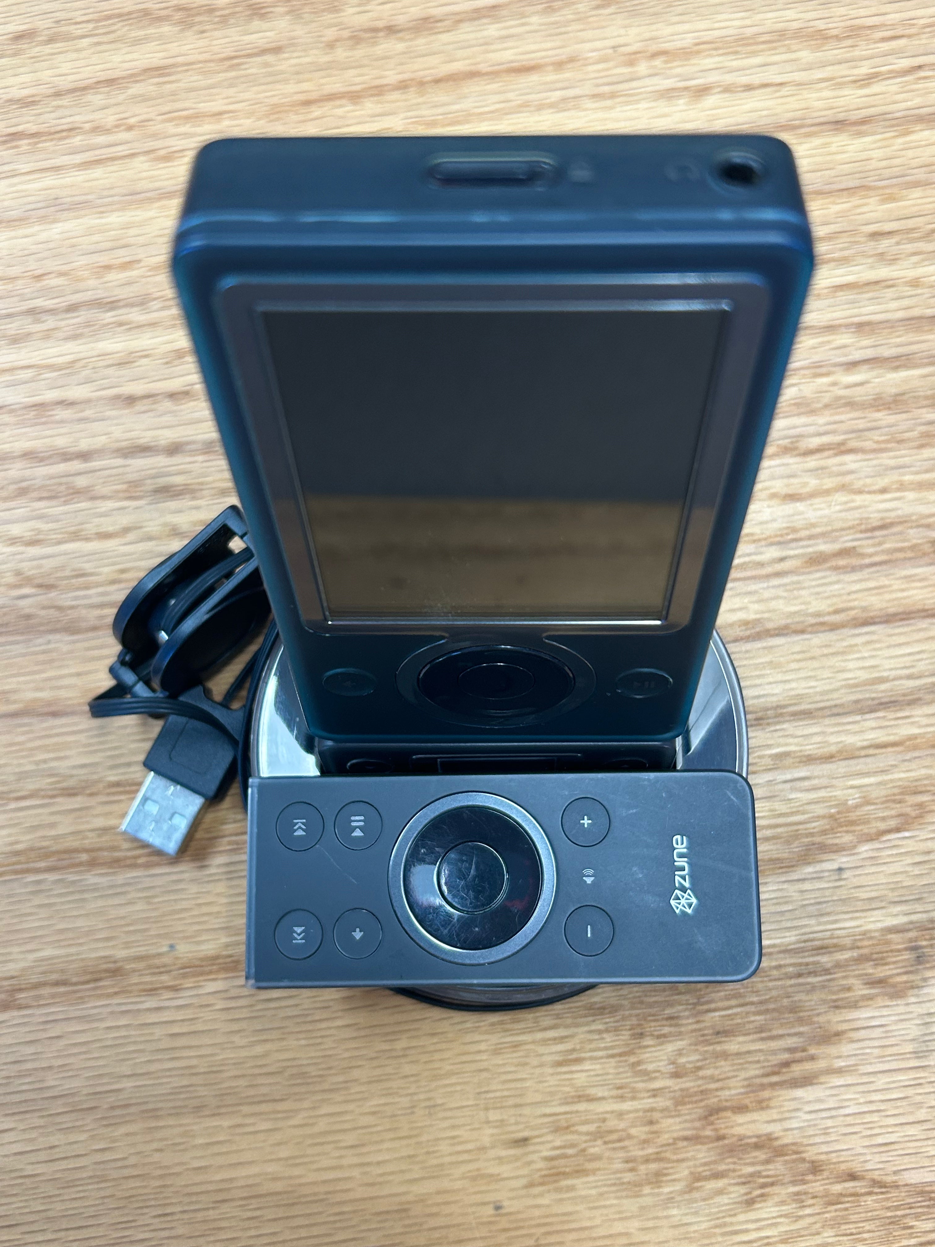 Zune MP3 Player Model 1089 30 GB w/ Radio, Dock, Remote, Charger.