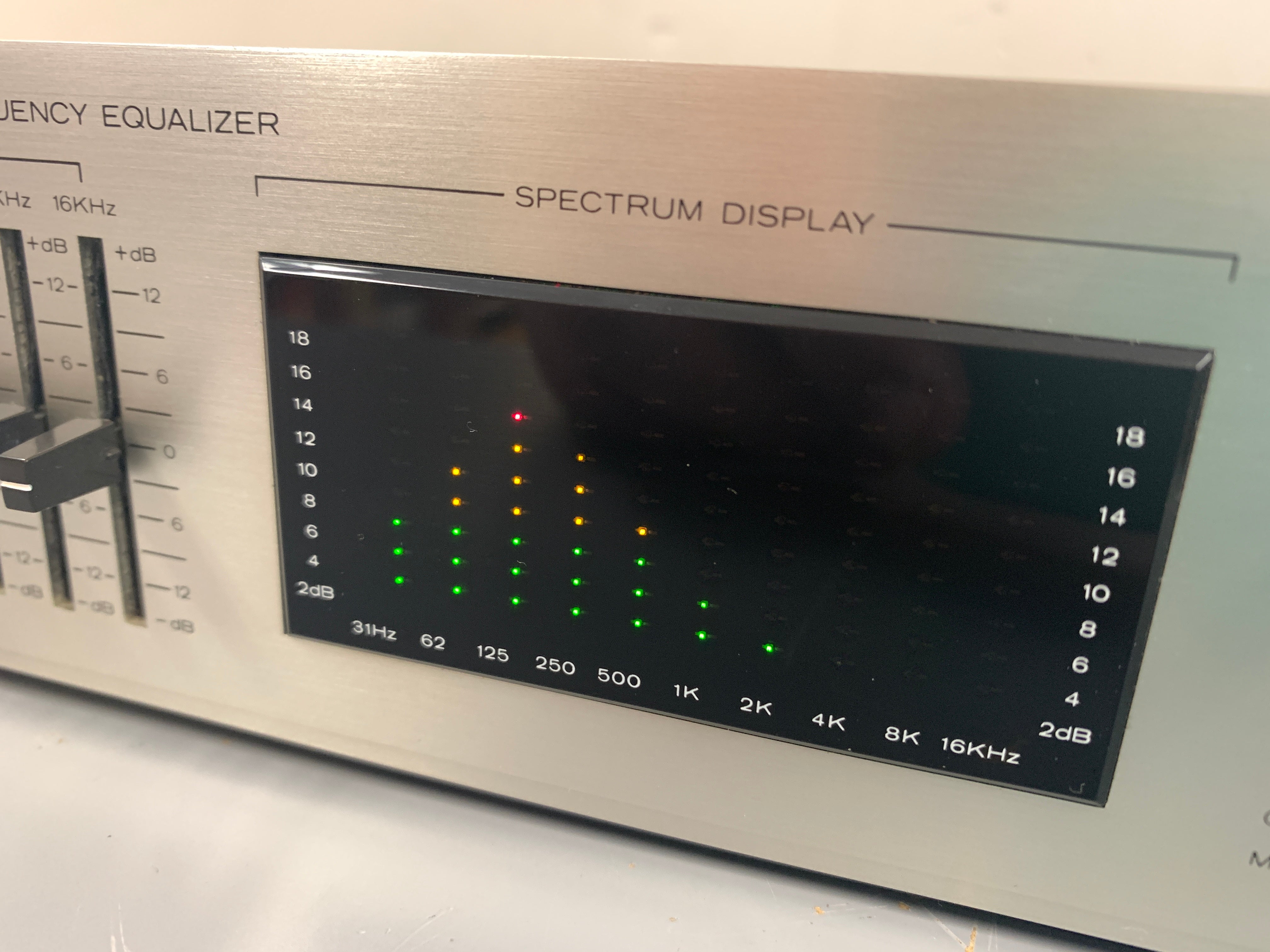 Realistic 31-2020 Graphic Equalizer & Spectrum Analyzer – The