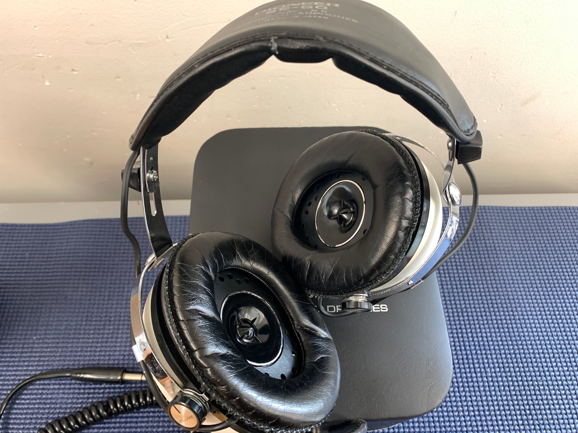 Pioneer SE-50 Stereo headphones Original Case – The Turntable Store