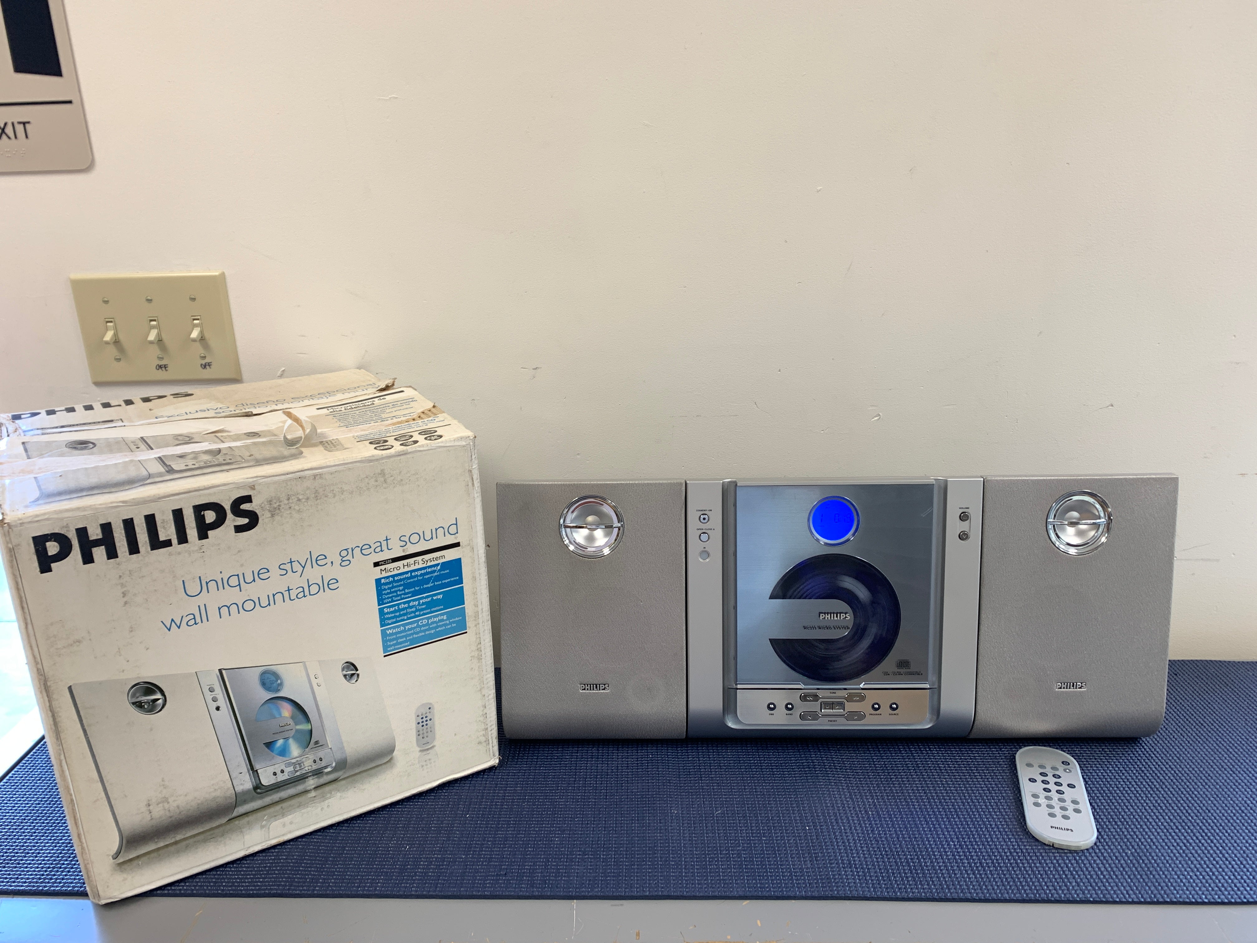 Philips MC-235 Micro System - CD Radio and AUX - Speakers - Remote - Box